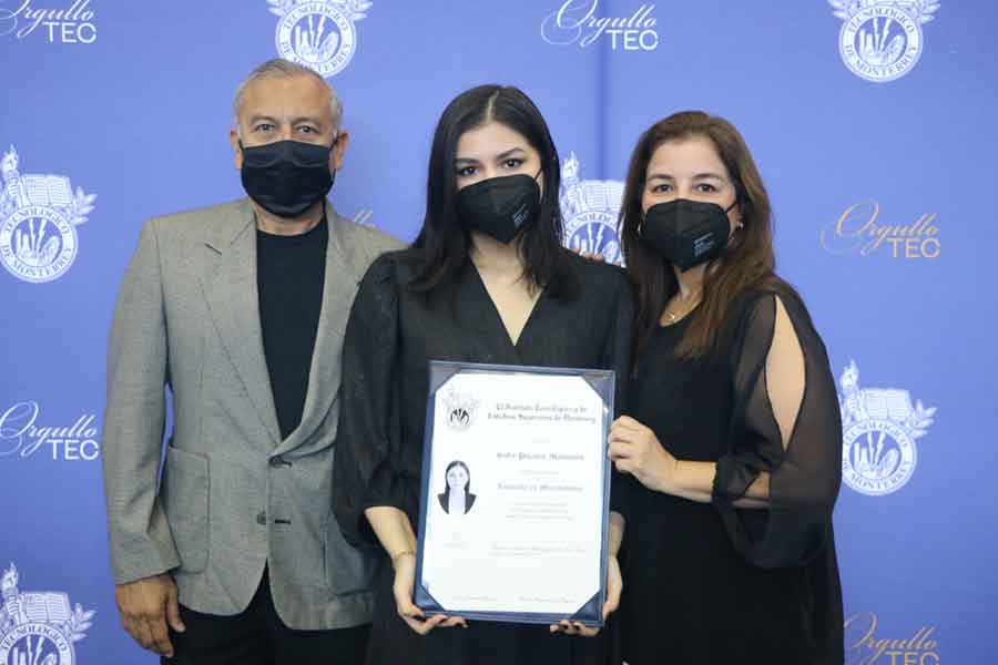 Sofía Posadas (centro) junto a su familia.