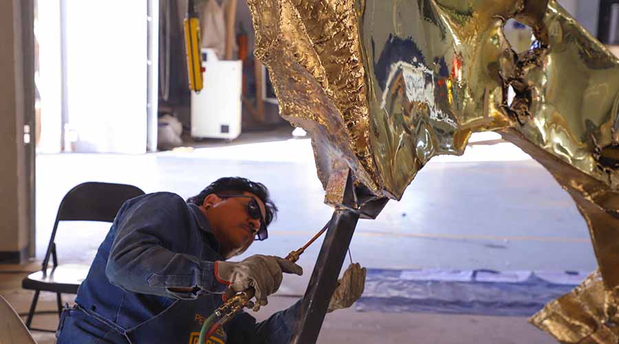 Trabajos de soldadura de escultura de Rogelio Madero en campus Laguna