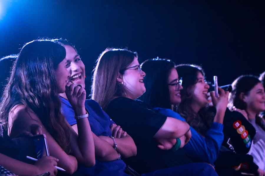 Por la noche en el Foro Mujeres Líderes de México se realizó un stand up feminista.