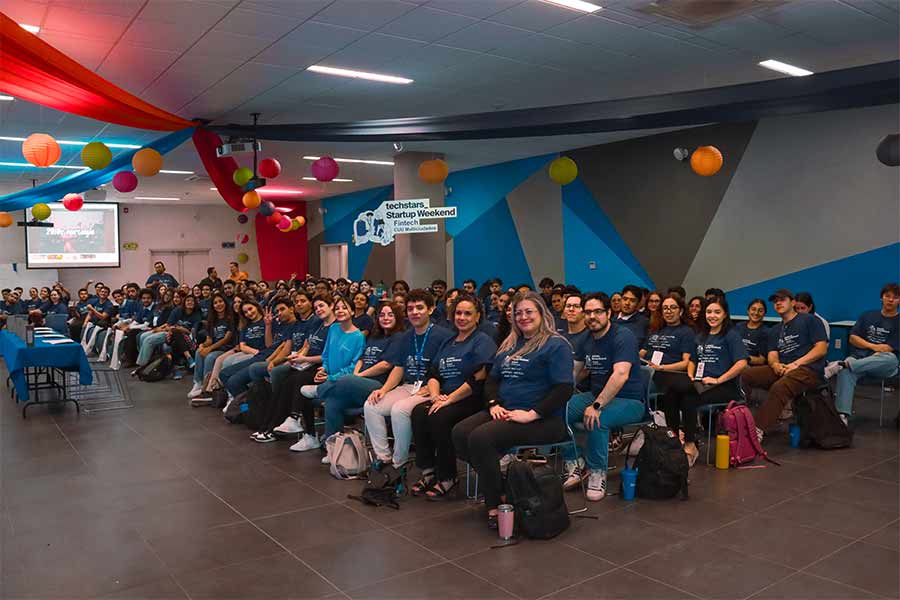 Participantes formando equipos en el Startup Weekend