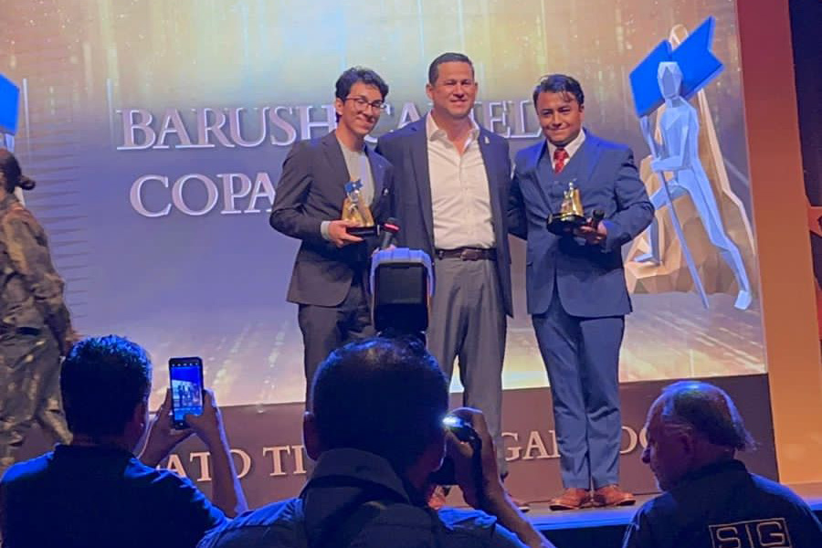 Barush recibiendo premio JuventudEs Guanajuato de emprendimiento