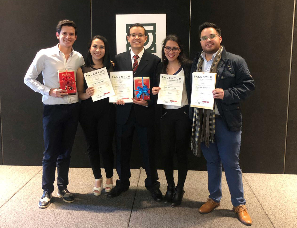 Jóvenes recibiendo el certificado Talentum Universidad