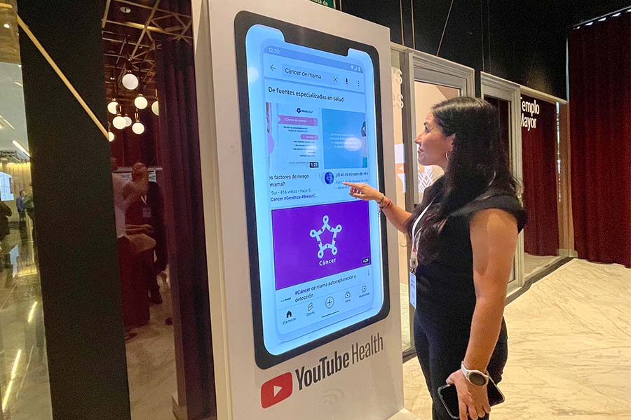 Tania Zertuche de TecSalud prueba la plataforma Youtube Health