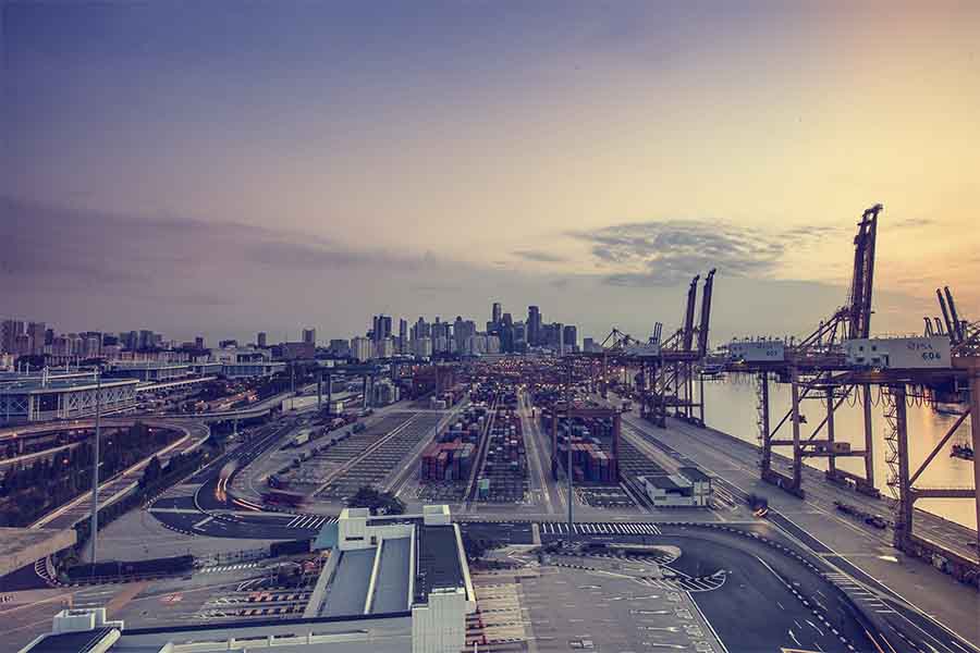 Parte de una ciudad con muchos edificios y parte de la costa