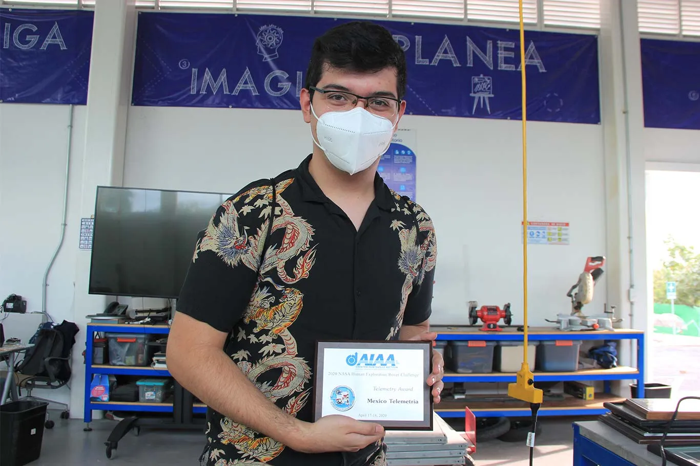  brian-lopez-estudiante-mecatronica-laboratorio-de-ingenieria