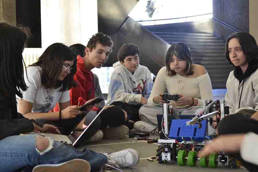 Integrantes de Lambot 23758 con el robot de temporada.