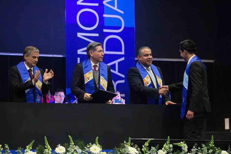 Directivos del Tec felicitaron a cada una de las y los graduados