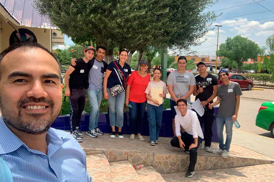 Equipo de profesores y estudiantes en la Central de Abastos León