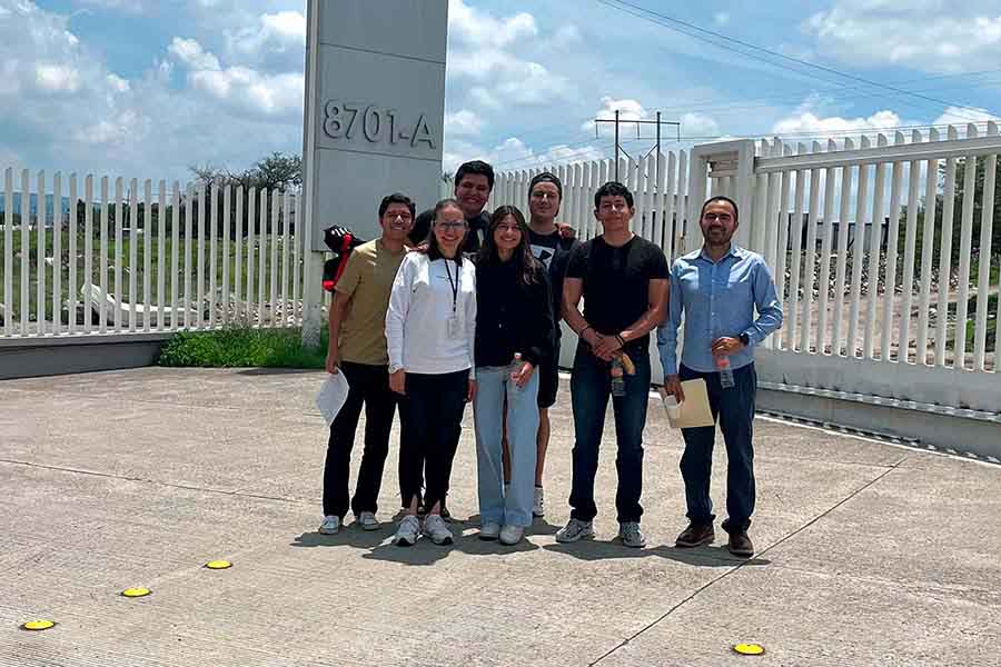 Alumnos visitando banco de alimentos en León, Gto