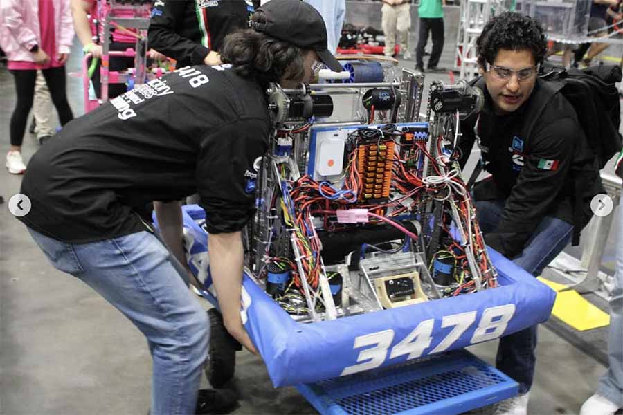 Equipo LamBot en acción durante el regional de Bayou.