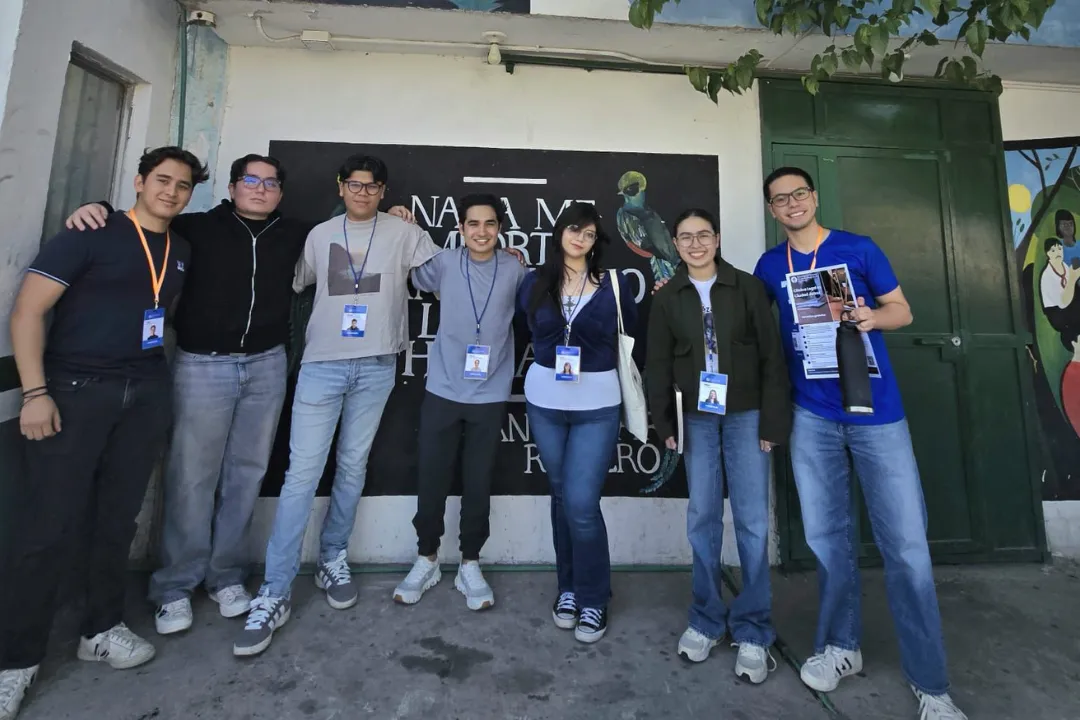 Estudiantes en reuni&oacute;n con organizaciones civiles locales
