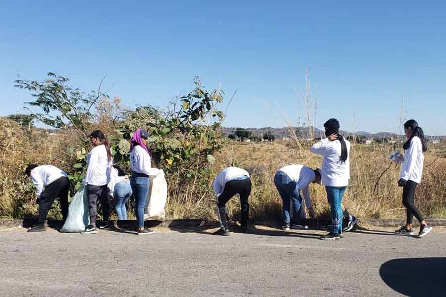 Voluntarios de Manda Verde recolectando basura durante la peregrinación