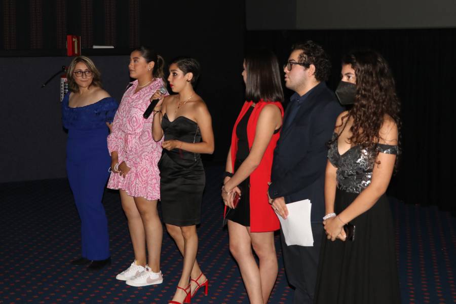 Estudiantes presentando su cortometraje