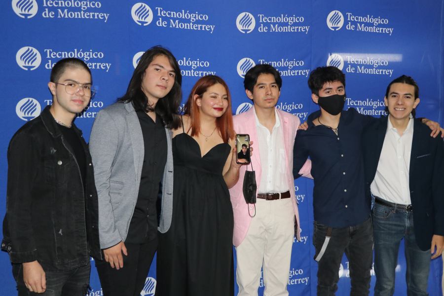 Estudiantes en la presentación de su proyecto final