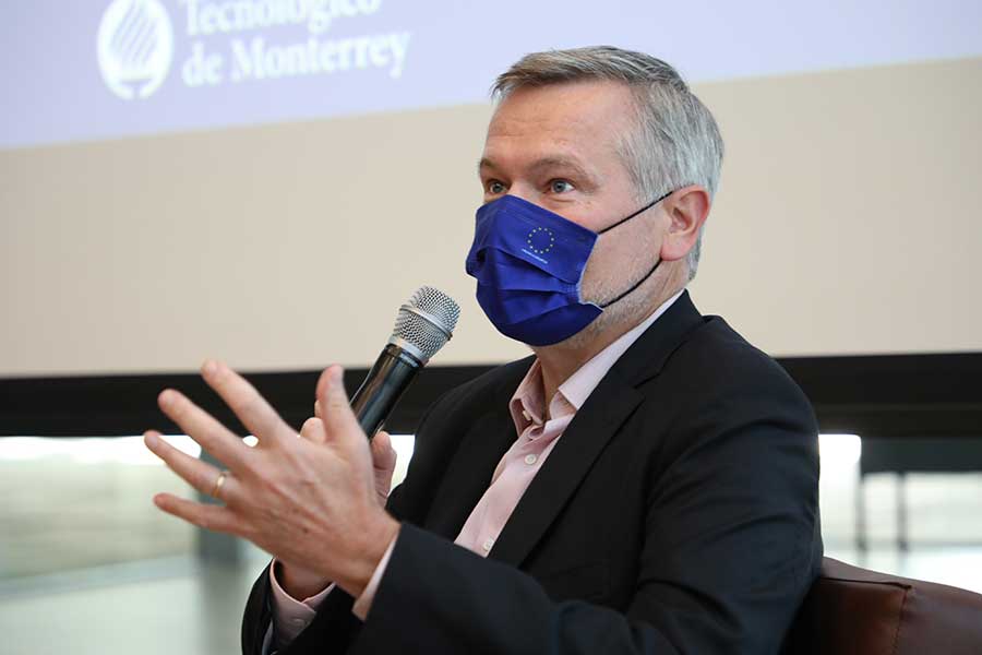 Gautier Mignot durante la charla con alumnos Tec