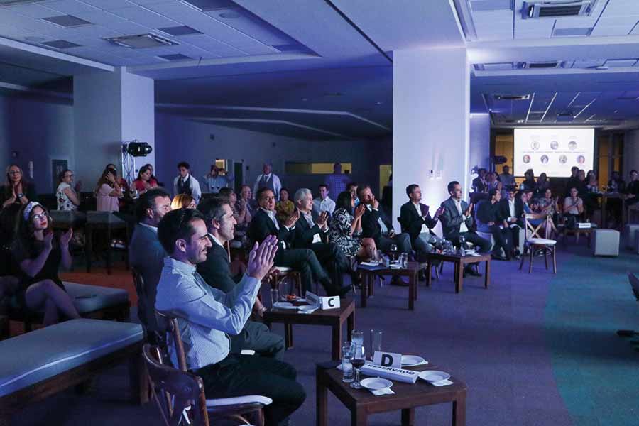 Miembros del consejo durante la presentación del informe