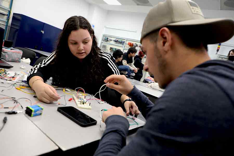 Los cursos se realizan en modalidades presenciales, híbridas y en línea y van desde certificados hasta credenciales y micro credenciales