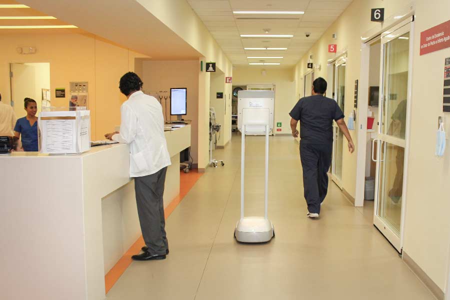 Robot funciona en TecSalud.