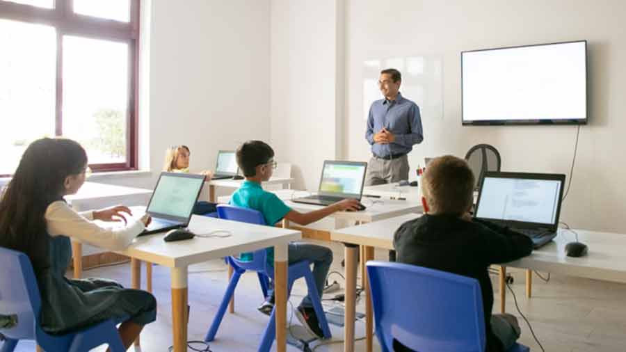  Venegas señala que los padres de familia enfrentaron el reto de educar más activamente a sus hijos 