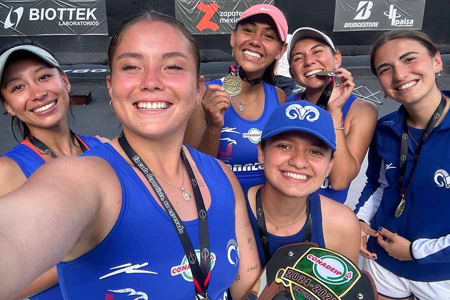 El equipo femenil de tenis del Tec campus Estado de México con el trofeo del Campeonato Nacional de Tenis por Equipos 2024.