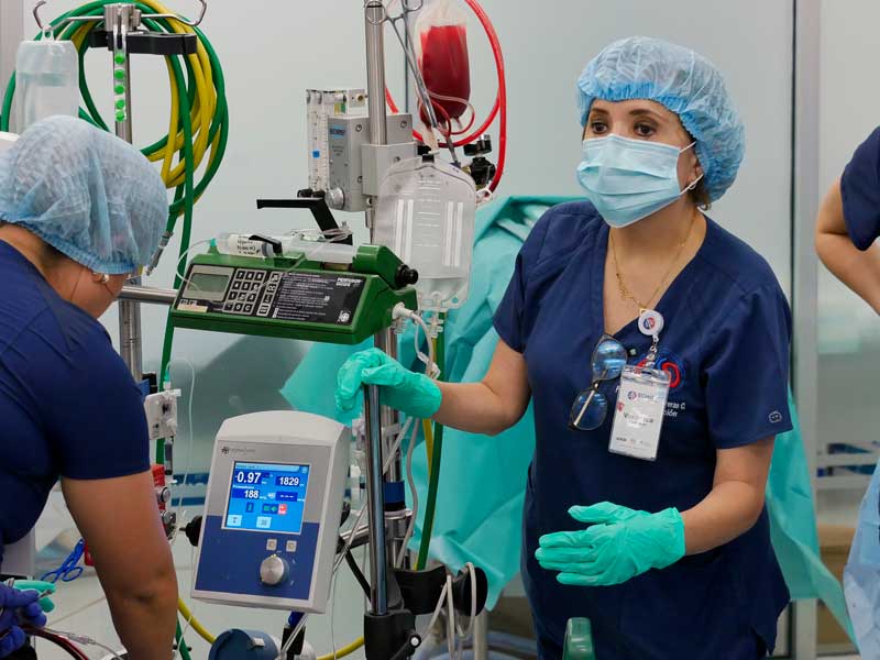 La terapia ECMO reemplaza la actividad del corazón y pulmones durante una intervención cardiaca.