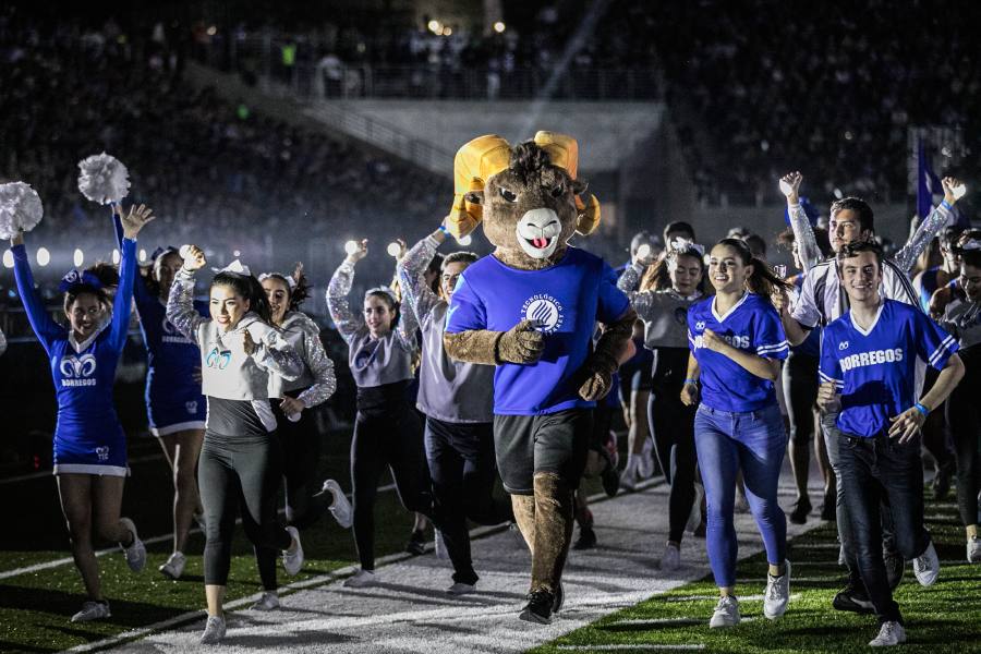 Teus, el borrego y mascota oficial del Tec de Monterrey, encabeza en desfile con estudiantes Tec