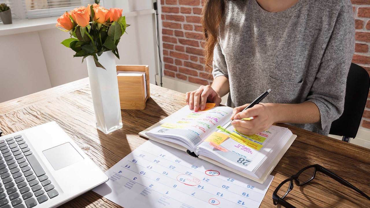 mujer organizando sus actividades