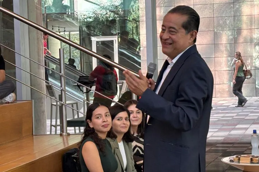 Oscar Rosado, presidente de la CONDUSEF, en la charla inaugural de la Semana Nacional de Educaci&oacute;n Financiera, que se realiz&oacute; en la Biblioteca del campus Monterrey del Tec.