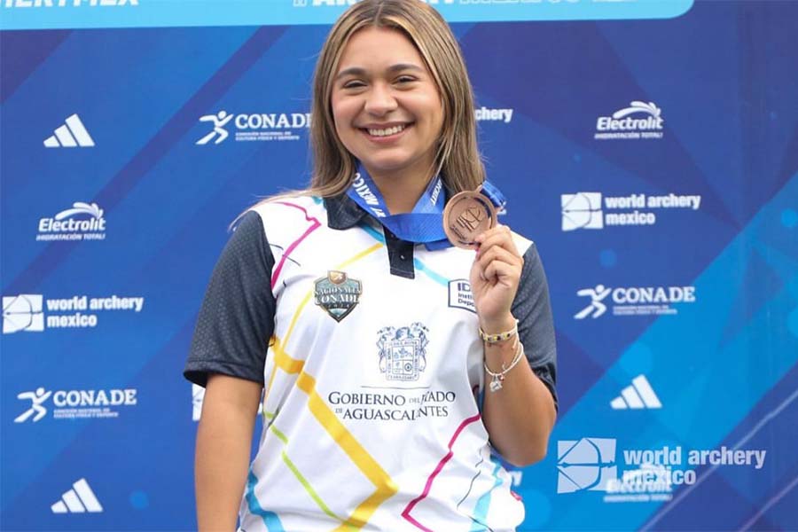 La atleta posando con su medalla de bronce