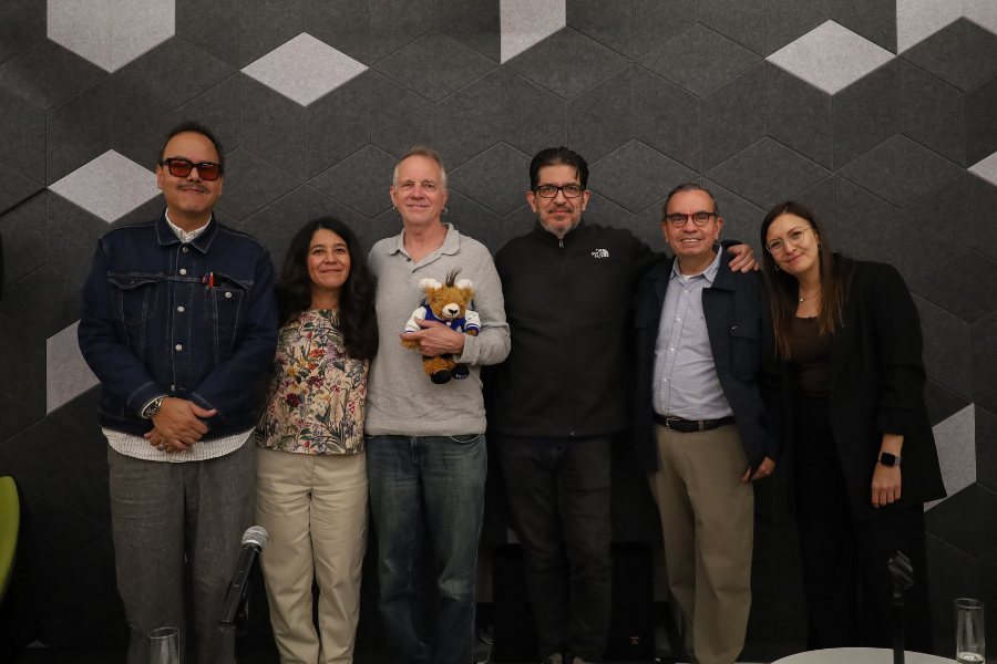 Toby Miller con profesores del Tec.