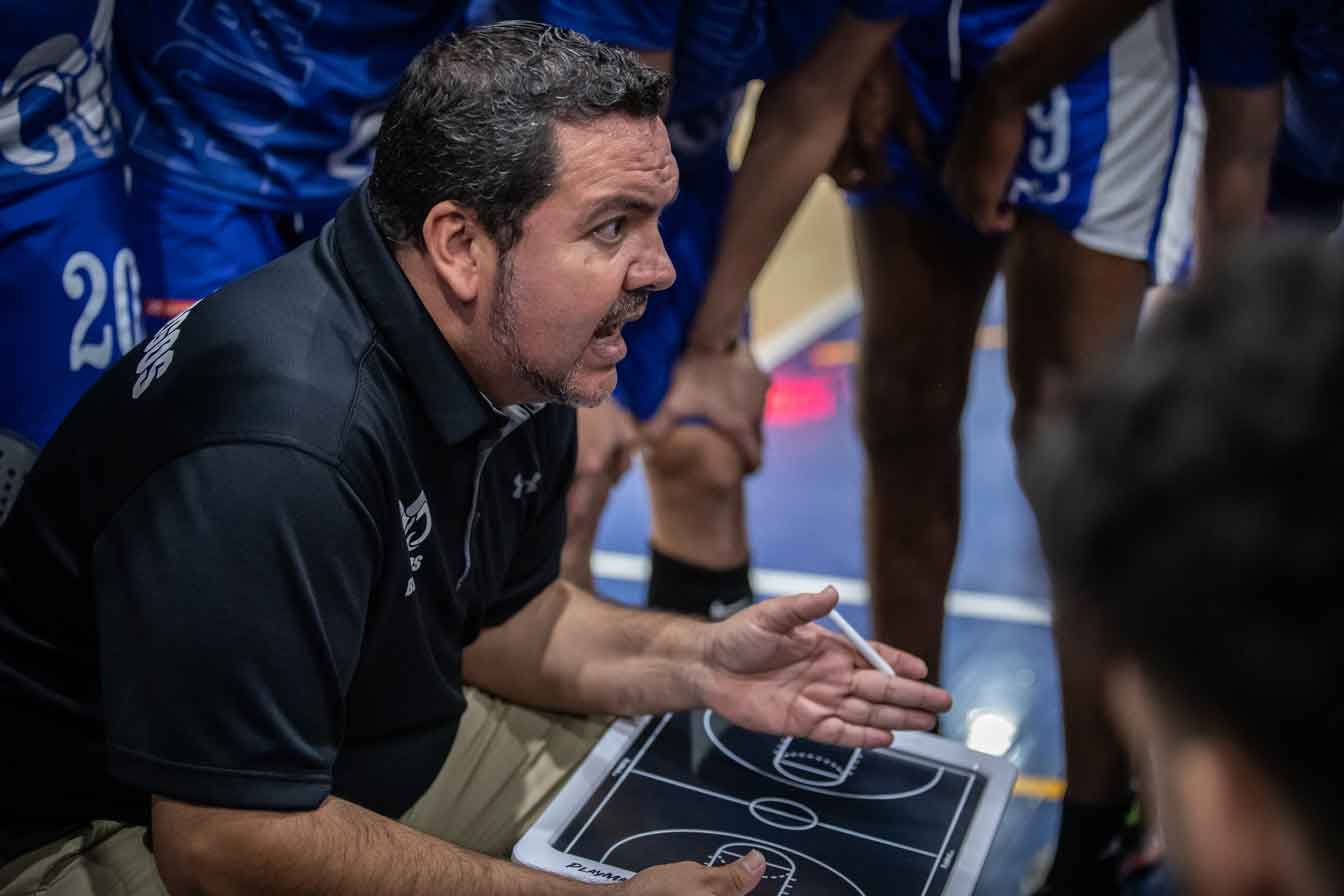 Tomas Canizales, entrenador de campus Hidalgo, explicando estrategias en un partido de la Liga ABE