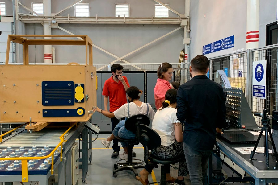 Estudiantes del Tec de Monterrey con el futuro de la industria en simulador