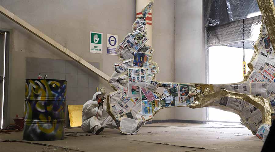 Trabajos de restauración de la escultura de Rogelio Madero en campus Laguna