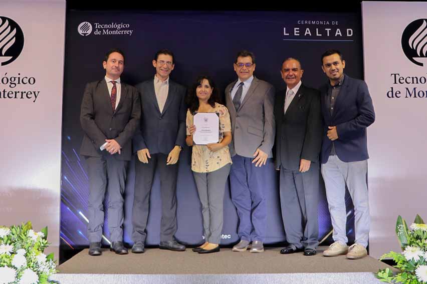 Ana Isabel recibiendo su reconocimiento 