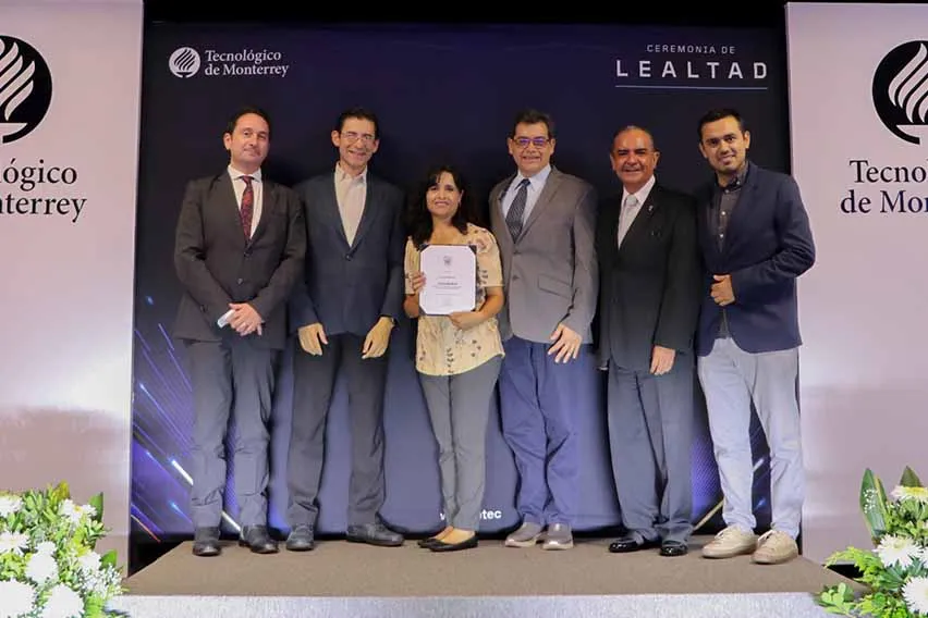 Ana Isabel recibiendo su reconocimiento