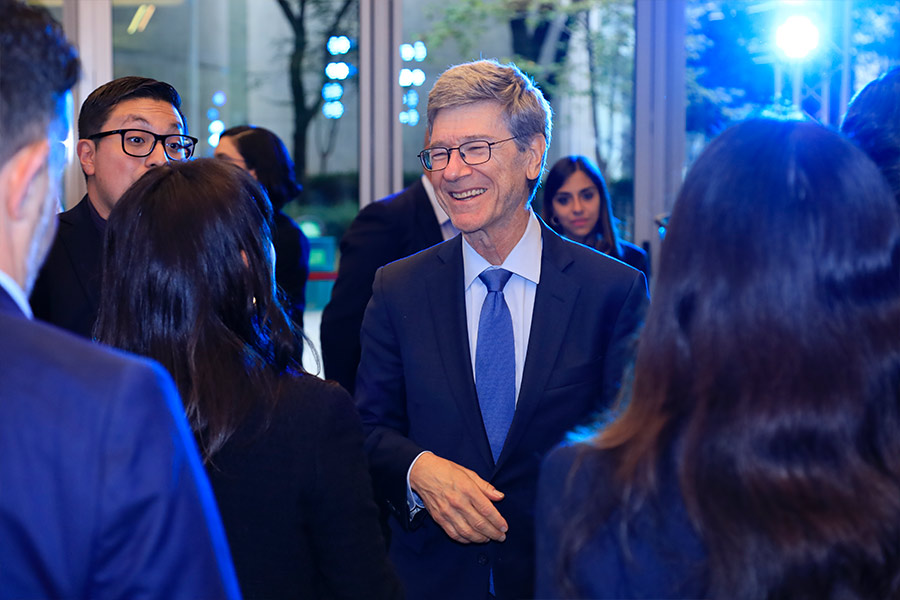 Jeffrey Sachs con estudiantes de campus Ciudad de México. Foto: Héctor Mexia.