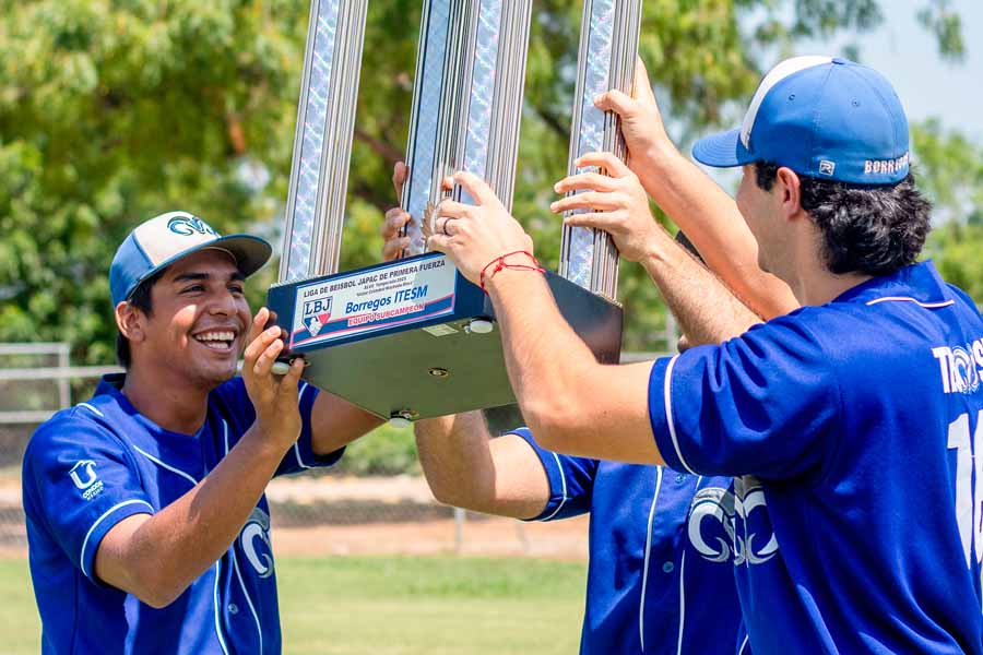 trofeo de subcampeon del coach de borregos tec sinaloa arnold leon