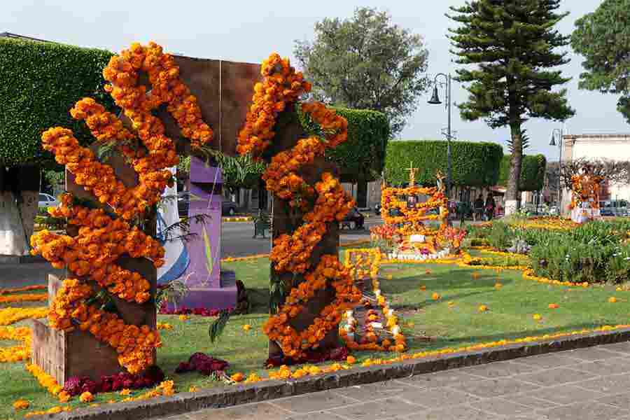 Altar tradicional de Ihuatzio en los altares del Tec en Plaza Villalongín