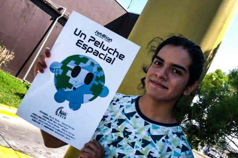 Sebastián Jaime Oviedo con el póster de Un Peluche Espacial