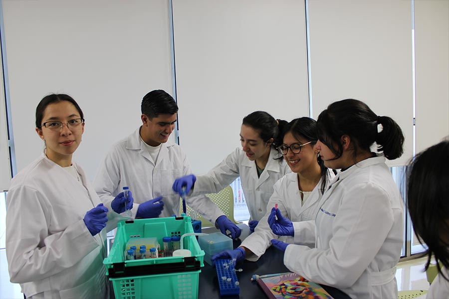 Estudiantes de PrepaTec en prácticas de Salud. Foto: cortesía Lorena Garza.