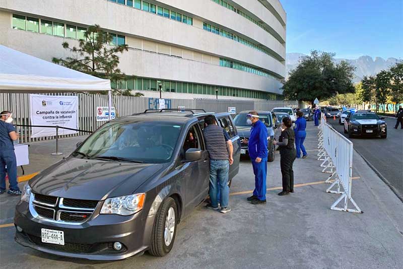 Largas filas de autos y personas se generaron el día de hoy en el Drive Thru de vacunación.