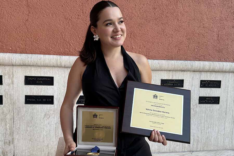 Valeria González, ganadora a la Medalla al Mérito Emprendedor y Empresarial por Finanzas que valen. 