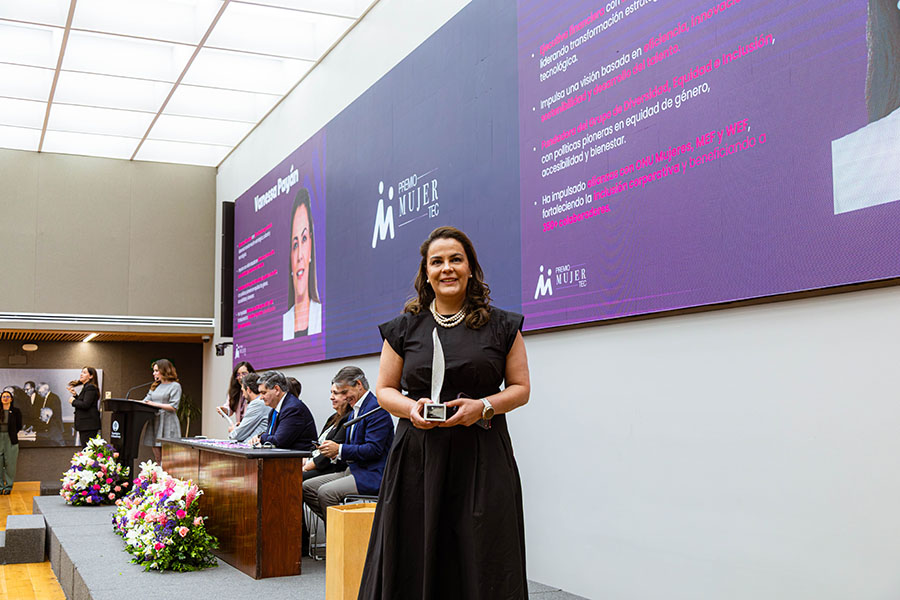 Vanessa Payán con su reconocimeinto