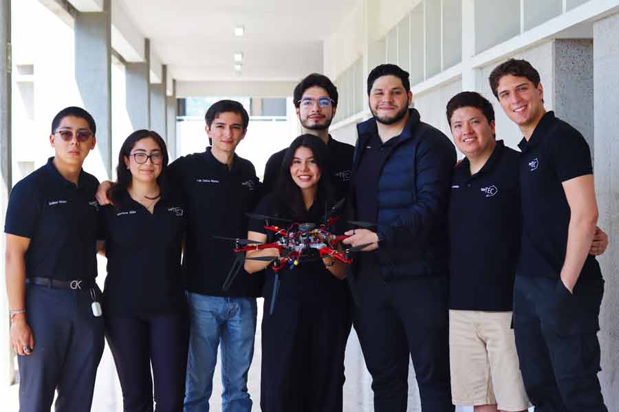 VantTec sostiendo el dron Alexa.