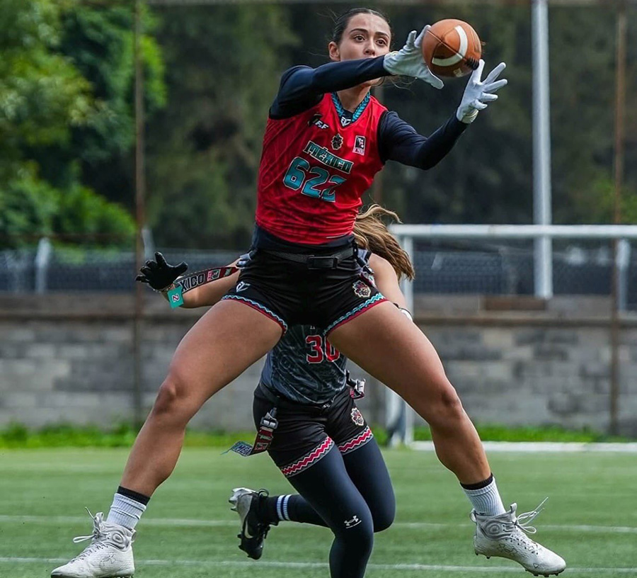 Victoria, jugadora de flag fooball del Tec y la selecci&oacute;n mexicana en una jugada