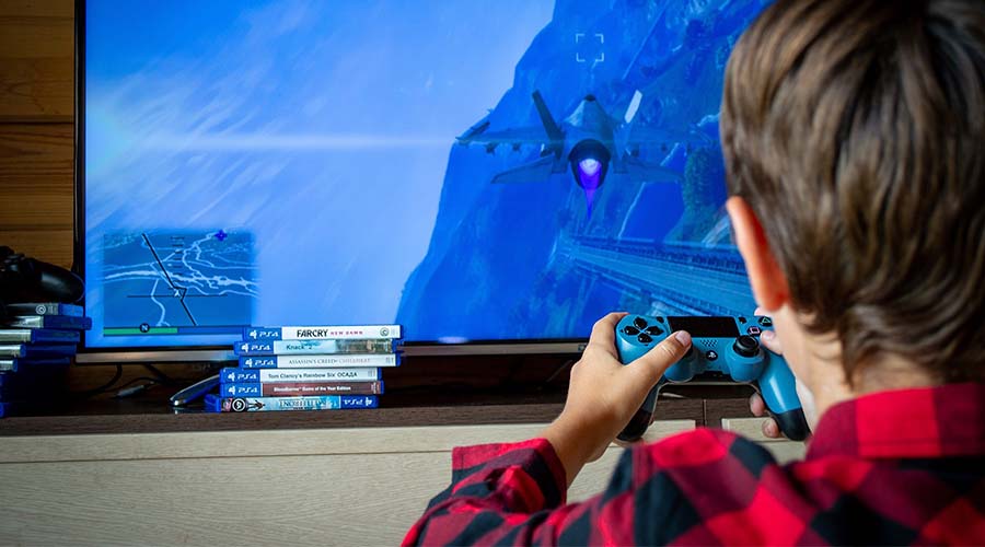 niños y niñas gustan de pasar tiempo jugando videojuegos