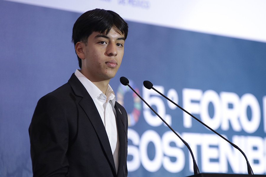 Iv&aacute;n Vivas, estudiante del Tec campus Estado de M&eacute;xico, durante la presentaci&oacute;n de VIME FIBER.