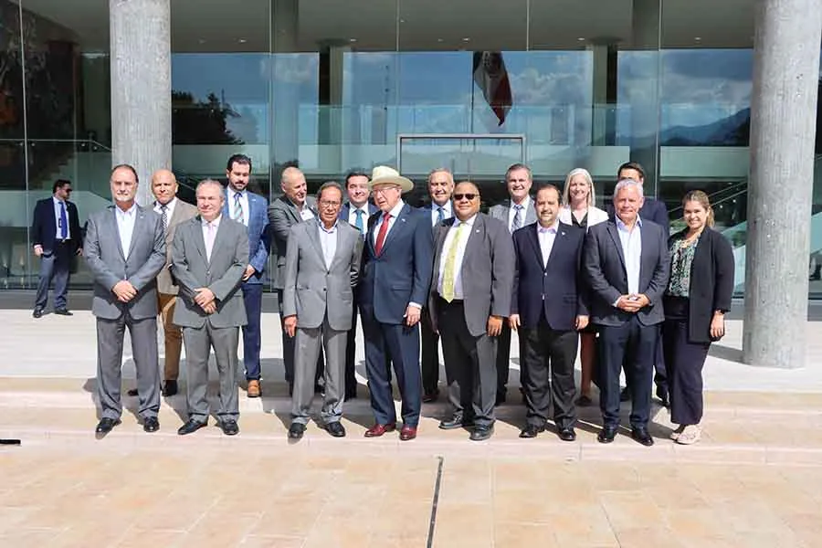 Ken Salazar, Embajador de México en Estados Unidos, junto a directivos del Tec de Monterrey y comitiva del consulado de Estados Unidos.