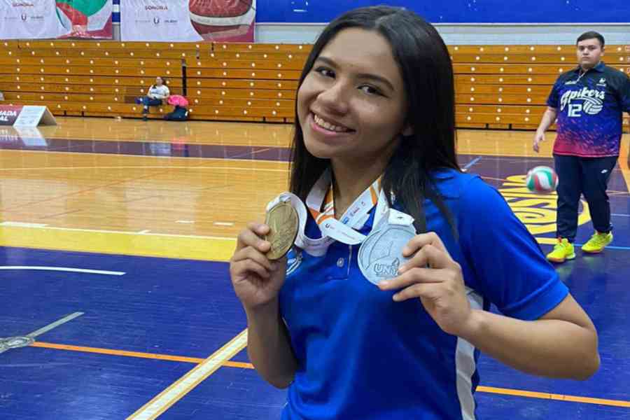 Ximena Ortega con sus 2 medallas