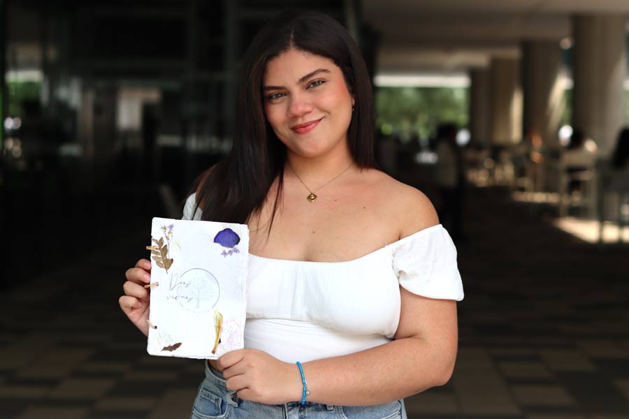 Ximena Hernández sostiene su libreta hecha con papel reciclado, en el Tec, Campus Monterrey.